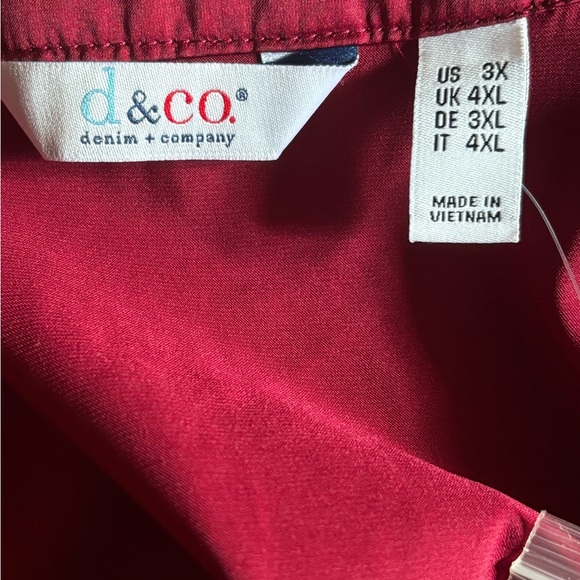 Chic Burgundy Button-Up Blouse - Picture 3 of 4